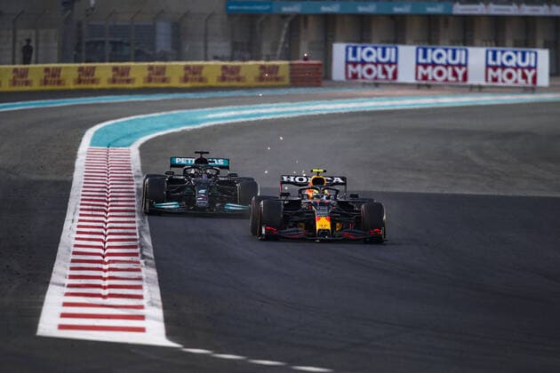 11 PEREZ Sergio (mex), Red Bull Racing Honda RB16B, 44 HAMILTON Lewis (gbr), Mercedes AMG F1 GP W12 E Performance, action during the Formula 1 Etihad Airways Abu Dhabi Grand Prix 2021, 22th round of the 2021 FIA Formula One World Championship, WM, Weltmeisterschaft from December 10 to 12, 2021 on the Yas Marina Circuit, in Yas Island, Abu Dhabi - F1 - ABU DHABI GRAND PRIX 2021 - RACE DPPI Panoramic 00121046_FGO00750.JPG