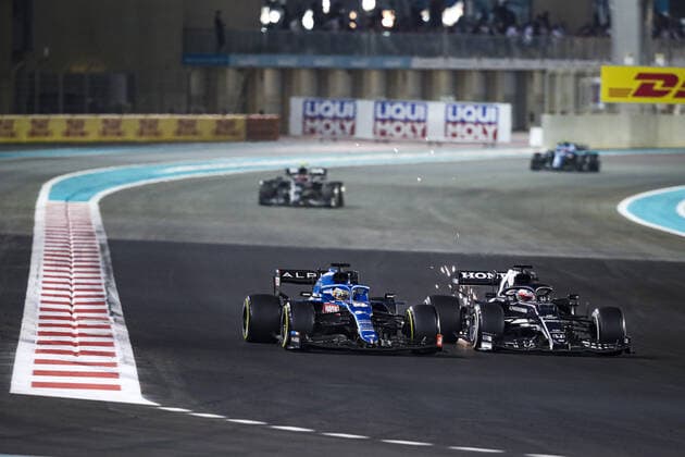 31 OCON Esteban (fra), Alpine F1 A521, 22 TSUNODA Yuki (jap), Scuderia AlphaTauri Honda AT02, action during the Formula 1 Etihad Airways Abu Dhabi Grand Prix 2021, 22th round of the 2021 FIA Formula One World Championship, WM, Weltmeisterschaft from December 10 to 12, 2021 on the Yas Marina Circuit, in Yas Island, Abu Dhabi - F1 - ABU DHABI GRAND PRIX 2021 - RACE DPPI Panoramic 00121046_FGO00851.JPG