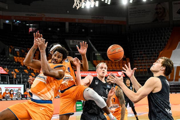 Sport Bilder des Tages GER, BBL, ratiopharm ulm vs Hamburg Towers 12.12.2021, ratiopharm arena, Neu-Ulm, GER, BBL, ratiopharm ulm vs Hamburg Towers, im Bild Lukas Meisner (Hamburg, 7) fällt der Rebound in die Hände, Cristiano Felicio (Ulm, 1), Jaron Blossomgame (Ulm, 4) und Seth Hinrichs (Hamburg, 12) gehen leer aus