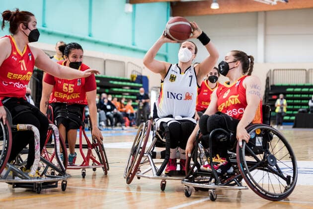 Europameisterschaft Rollstuhlbasketball 12.12.2021 MADRID, SPANIEN 12. Dezember - Rollstuhlbasketball, Spiel um Platz 3 Deutschland gegen Spanien an Tag 9 der Europameisterschaft Rollstuhlbasketball am 12.12.2021 in Polid. Municipal Francisco Fernandez Ochoa in Madrid, Spanien. Virgina Perez (Spanien, 11), Isabel De Jesus Lopez (Spanien, 55), Anne Patzwald (Deutschland, 7), Sara Revuelta (Spanien, 9) Copyright: xBEAUTIFULxSPORTS Wunderlx