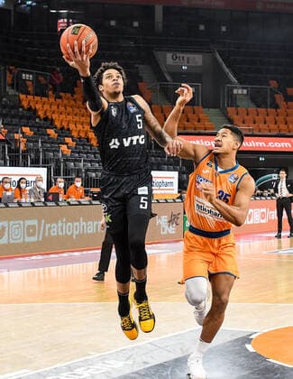 GER, BBL, ratiopharm ulm vs Hamburg Towers 12.12.2021, ratiopharm arena, Neu-Ulm, GER, BBL, ratiopharm ulm vs Hamburg Towers, im Bild Caleb Homesley (Hamburg, 5) setzt sich gegen Karim Jallow (Ulm, 35) durch
