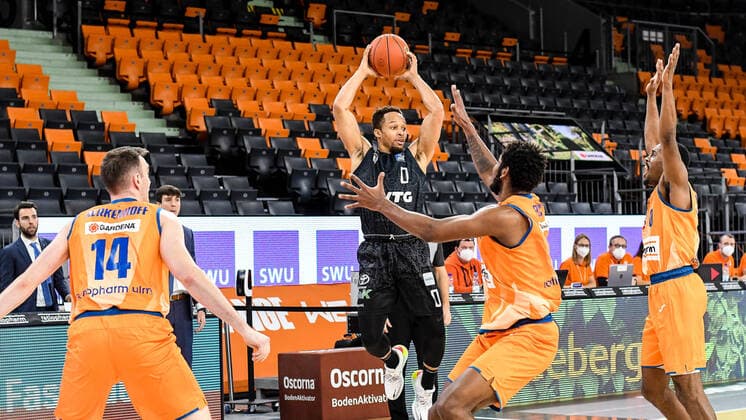 GER, BBL, ratiopharm ulm vs Hamburg Towers 12.12.2021, ratiopharm arena, Neu-Ulm, GER, BBL, ratiopharm ulm vs Hamburg Towers, im Bild Philipp Herkenhoff (Ulm, 14), Cristiano Felicio (Ulm, 1) und Semaj Christon (Ulm, 0) verteidigen gegen Jaylon Brown (Hamburg, 0)