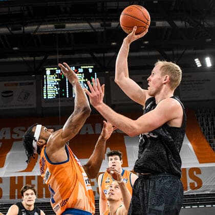 GER, BBL, ratiopharm ulm vs Hamburg Towers 12.12.2021, ratiopharm arena, Neu-Ulm, GER, BBL, ratiopharm ulm vs Hamburg Towers, im Bild Jaron Blossomgame (Ulm, 4), Seth Hinrichs (Hamburg, 12)
