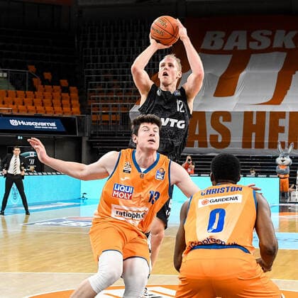 GER, BBL, ratiopharm ulm vs Hamburg Towers 12.12.2021, ratiopharm arena, Neu-Ulm, GER, BBL, ratiopharm ulm vs Hamburg Towers, im Bild Seth Hinrichs (Hamburg, 12) punktet gegen Nicolas Bretzel (Ulm, 13) und Semaj Christon (Ulm, 0)