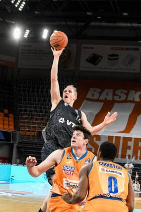 GER, BBL, ratiopharm ulm vs Hamburg Towers 12.12.2021, ratiopharm arena, Neu-Ulm, GER, BBL, ratiopharm ulm vs Hamburg Towers, im Bild Seth Hinrichs (Hamburg, 12) punktet gegen Nicolas Bretzel (Ulm, 13) und Semaj Christon (Ulm, 0)