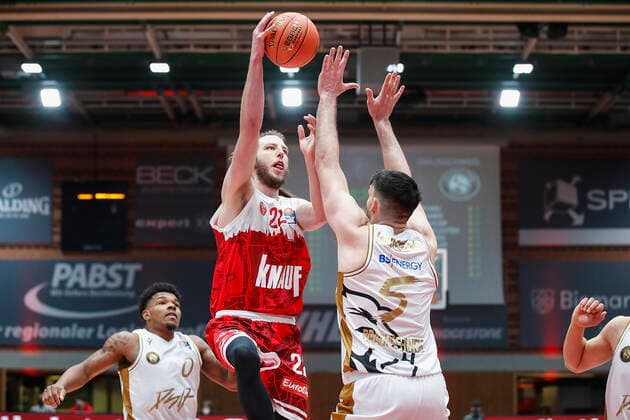 GER, Wuerzburg, s.Oliver Arena, 12.12.2021, emspor, emonline, despor, deonline, s.Oliver Wuerzburg vs. Basketball Loewen Braunschweig, easyCredit BBL, 10. Spieltag Bild: v. l. Tookie Brown (Basketball Loewen Braunschweig), Craig Moller (s.Oliver Wuerzburg) und Owen Klassen (Basketball Loewen Braunschweig) Copyright: HMBxMedia JulienxBecker
