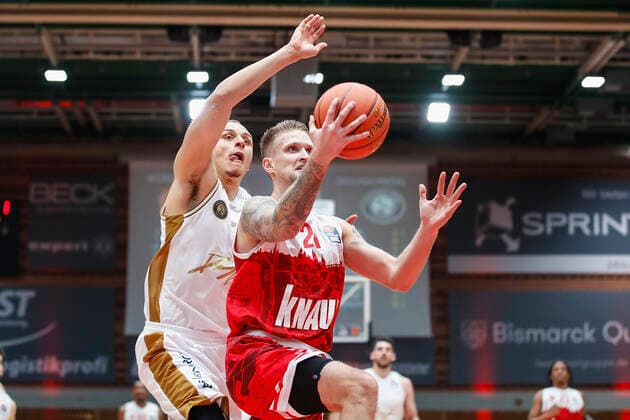 GER, Wuerzburg, s.Oliver Arena, 12.12.2021, emspor, emonline, despor, deonline, s.Oliver Wuerzburg vs. Basketball Loewen Braunschweig, easyCredit BBL, 10. Spieltag Bild: v. l. Robin Amaize (Basketball Loewen Braunschweig) gegen Aigars Skele (s.Oliver Wuerzburg) Copyright: HMBxMedia JulienxBecker