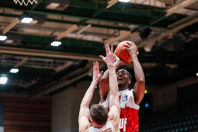 GER, Wuerzburg, s.Oliver Arena, 12.12.2021, emspor, emonline, despor, deonline, s.Oliver Wuerzburg vs. Basketball Loewen Braunschweig, easyCredit BBL, 10. Spieltag Bild: v. l. David Kraemer (Basketball Loewen Braunschweig) gegen William Buford (s.Oliver Wuerzburg) Copyright: HMBxMedia JulienxBecker