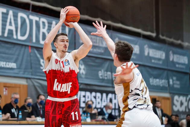 GER, Wuerzburg, s.Oliver Arena, 12.12.2021, emspor, emonline, despor, deonline, s.Oliver Wuerzburg vs. Basketball Loewen Braunschweig, easyCredit BBL, 10. Spieltag Bild: v. l. Tomasz Gielo (s.Oliver Wuerzburg) mit dem Dreier Copyright: HMBxMedia JulienxBecker