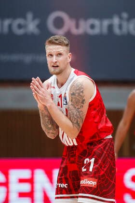 GER, Wuerzburg, s.Oliver Arena, 12.12.2021, emspor, emonline, despor, deonline, s.Oliver Wuerzburg vs. Basketball Loewen Braunschweig, easyCredit BBL, 10. Spieltag Bild: Verwunderung bei Aigars Skele (s.Oliver Wuerzburg) Copyright: HMBxMedia JulienxBecker