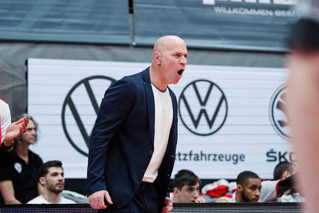 GER, Wuerzburg, s.Oliver Arena, 12.12.2021, emspor, emonline, despor, deonline, s.Oliver Wuerzburg vs. Basketball Loewen Braunschweig, easyCredit BBL, 10. Spieltag Bild: Aufregung bei Head-Coach Denis Wucherer (s.Oliver Wuerzburg) Copyright: HMBxMedia JulienxBecker