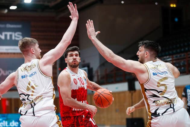 GER, Wuerzburg, s.Oliver Arena, 12.12.2021, emspor, emonline, despor, deonline, s.Oliver Wuerzburg vs. Basketball Loewen Braunschweig, easyCredit BBL, 10. Spieltag Bild: v. l. Luc van Slooten (Basketball Loewen Braunschweig), Luciano Parodi (s.Oliver Wuerzburg) und Owen Klassen (Basketball Loewen Braunschweig) Copyright: HMBxMedia JulienxBecker