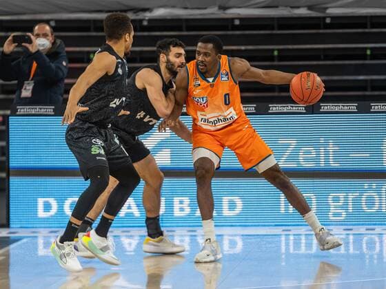 Semaj Christon (Ratiopharm Ulm, 00) im Zweikanmpf mit Maximilian Dileo (Hamburg Towers, 03), Ratiopharm Ulm vs. Hamburg Towers, easycredit 1. Bundesliga, Basketball, Herren, 12.12.2021 Ratiopharm Ulm vs. Hamburg Towers, easycredit 1. Bundesliga, Basketball, Herren, 12.12.2021 Neu-Ulm Copyright: xMichaelxSchmidt Eibner-Pressefotx EP_MST