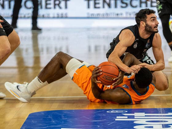 Semaj Christon (Ratiopharm Ulm, 00) und Maximilian Dileo (Hamburg Towers, 03) kaempfen um den Ball, Ratiopharm Ulm vs. Hamburg Towers, easycredit 1. Bundesliga, Basketball, Herren, 12.12.2021 Ratiopharm Ulm vs. Hamburg Towers, easycredit 1. Bundesliga, Basketball, Herren, 12.12.2021 Neu-Ulm Copyright: xMichaelxSchmidt Eibner-Pressefotx EP_MST