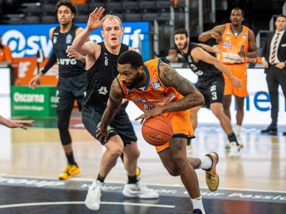 Sindarius Thornwell (Ratiopharm Ulm, 07) zieht zum Korb, Ratiopharm Ulm vs. Hamburg Towers, easycredit 1. Bundesliga, Basketball, Herren, 12.12.2021 Ratiopharm Ulm vs. Hamburg Towers, easycredit 1. Bundesliga, Basketball, Herren, 12.12.2021 Neu-Ulm Copyright: xMichaelxSchmidt Eibner-Pressefotx EP_MST