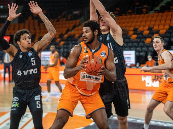 Cristiano Felicio (Ratiopharm Ulm, 01) im Zweikampf mit Maik Kotsar (Hamburg Towers, 11) unter dem Korb, Ratiopharm Ulm vs. Hamburg Towers, easycredit 1. Bundesliga, Basketball, Herren, 12.12.2021 Ratiopharm Ulm vs. Hamburg Towers, easycredit 1. Bundesliga, Basketball, Herren, 12.12.2021 Neu-Ulm Copyright: xMichaelxSchmidt Eibner-Pressefotx EP_MST
