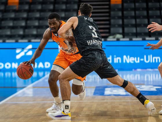 Semaj Christon (Ratiopharm Ulm, 00) im Dribbling gegen Maximilian Dileo (Hamburg Towers, 03), Ratiopharm Ulm vs. Hamburg Towers, easycredit 1. Bundesliga, Basketball, Herren, 12.12.2021 Ratiopharm Ulm vs. Hamburg Towers, easycredit 1. Bundesliga, Basketball, Herren, 12.12.2021 Neu-Ulm Copyright: xMichaelxSchmidt Eibner-Pressefotx EP_MST