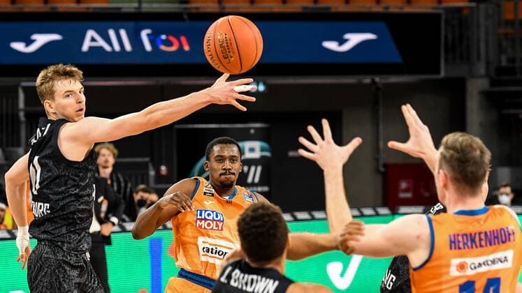 GER, BBL, ratiopharm ulm vs Hamburg Towers 12.12.2021, ratiopharm arena, Neu-Ulm, GER, BBL, ratiopharm ulm vs Hamburg Towers, im Bild Justus Hollatz (Hamburg, 21) kann ein Zuspiel von Semaj Christon (Ulm, 0) auf Philipp Herkenhoff (Ulm, 14) nicht verhindern