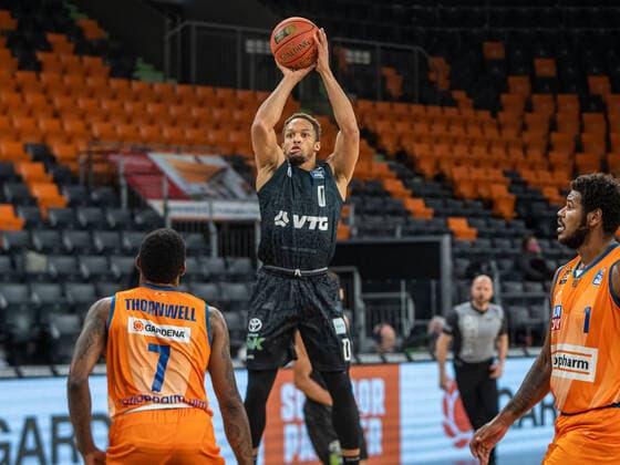 Jaylor Brown (Hamburg Towers, 00) beim Wurf, Ratiopharm Ulm vs. Hamburg Towers, easycredit 1. Bundesliga, Basketball, Herren, 12.12.2021 Ratiopharm Ulm vs. Hamburg Towers, easycredit 1. Bundesliga, Basketball, Herren, 12.12.2021 Neu-Ulm Copyright: xMichaelxSchmidt Eibner-Pressefotx EP_MST