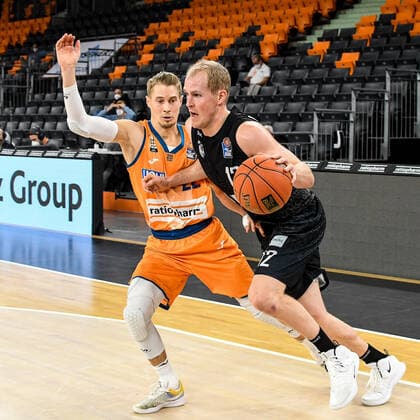 GER, BBL, ratiopharm ulm vs Hamburg Towers 12.12.2021, ratiopharm arena, Neu-Ulm, GER, BBL, ratiopharm ulm vs Hamburg Towers, im Bild Thomas Klepeisz (Ulm, 22), Seth Hinrichs (Hamburg, 12)
