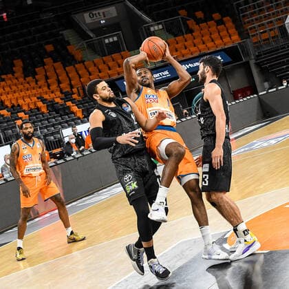 GER, BBL, ratiopharm ulm vs Hamburg Towers 12.12.2021, ratiopharm arena, Neu-Ulm, GER, BBL, ratiopharm ulm vs Hamburg Towers, im Bild Semaj Christon (Ulm, 0) setzt sich gegen Ray McCallum (Hamburg, 10) und Max Dileo (Hamburg, 3) durch