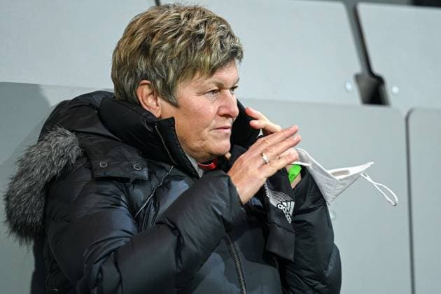 Managerin Karin Danner (FC Bayern München, FCB) telefoniert, Einzelbild, Aktion, Action, 12.12.2021, Berlin (Deutschland), Fussball, Flyeralarm Frauen-Bundesliga, 1. FFC Turbine Potsdam - FC Bayern München, DFB DFL REGULATIONS PROHIBIT ANY USE OF PHOTOGRAPHS AS IMAGE SEQUENCES AND OR QUASI-VIDEO.