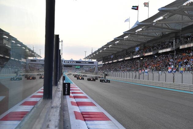 FORMULA 1 ETIHAD AIRWAYS ABU DHABI GRAND PRIX 2021 12.12.2021, Yas Marina Circuit, Abu Dhabi, FORMULA 1 ETIHAD AIRWAYS ABU DHABI GRAND PRIX 2021 , im Bild Rennstart:Lewis Hamilton (GBR), Mercedes-AMG Petronas Formula One Team, Max Verstappen (NEL), Red Bull Racing Honda, Sergio Perez (MEX), Red Bull Racing Honda, Lando Norris (GBR), McLaren F1 Team