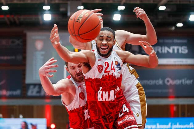 GER, Wuerzburg, s.Oliver Arena, 12.12.2021, emspor, emonline, despor, deonline, s.Oliver Wuerzburg vs. Basketball Loewen Braunschweig, easyCredit BBL, 10. Spieltag Bild: v. l. Felix Hoffmann (s.Oliver Wuerzburg) und Cameron Hunt (s.Oliver Wuerzburg) Copyright: HMBxMedia JulienxBecker
