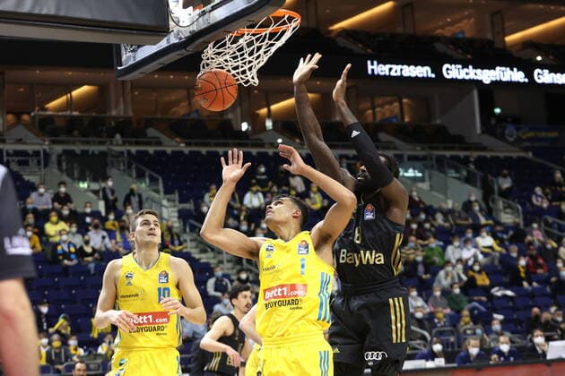 DEU, easyCredit BBL, ALBA vs. Bayern Muenchen, 12.12.2021, Mercedes-Benz-Arena, Berlin, DEU, easyCredit BBL, ALBA vs. Bayern Muenchen, im Bild Oscar da Silva (ALBA Berlin 1), Tim Schneider (ALBA Berlin 10), Othello Hunter (FC Bayern Muenchen 8)
