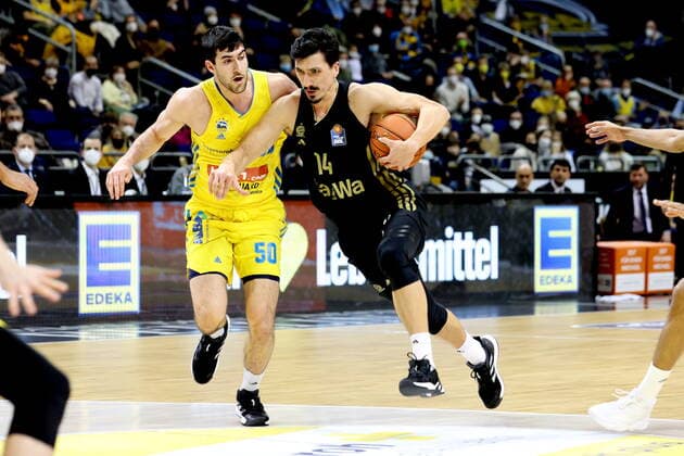 DEU, easyCredit BBL, ALBA vs. Bayern Muenchen, 12.12.2021, Mercedes-Benz-Arena, Berlin, DEU, easyCredit BBL, ALBA vs. Bayern Muenchen, im Bild Yovel Zoosman (ALBA Berlin 50), Nihad Djedovic (FC Bayern Muenchen 14)