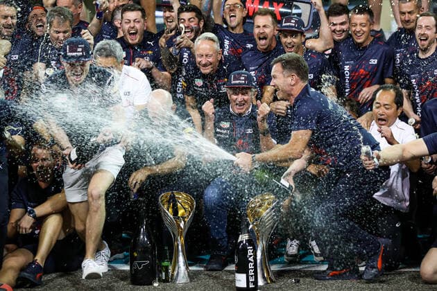 The Aston Martin F1 Team celebrating the World Championship, WM, Weltmeisterschaft Winning: VERSTAPPEN Max (ned), Red Bull Racing Honda RB16B, NEWEY Adrian, Chief Technical Officer of Red Bull Racing, HORNER Christian (gbr), Team Principal of Red Bull Racing, MARKO Helmut (aut), Drivers Manager of Red Bull Racing, PEREZ Sergio (mex), Red Bull Racing Honda RB16B, portrait during the Formula 1 Etihad Airways Abu Dhabi Grand Prix 2021, 22th round of the 2021 FIA Formula One World Championship from December 10 to 12, 2021 on the Yas Marina Circuit, in Yas Island, Abu Dhabi - F1 - ABU DHABI GRAND PRIX 2021 - RACE DPPI Panoramic 20211212_GOODEN_FG0O1602