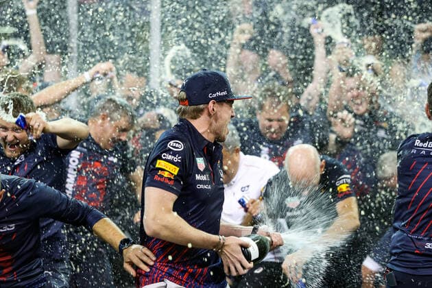 The Aston Martin F1 Team celebrating the World Championship, WM, Weltmeisterschaft Winning: VERSTAPPEN Max (ned), Red Bull Racing Honda RB16B, NEWEY Adrian, Chief Technical Officer of Red Bull Racing, HORNER Christian (gbr), Team Principal of Red Bull Racing, MARKO Helmut (aut), Drivers Manager of Red Bull Racing, PEREZ Sergio (mex), Red Bull Racing Honda RB16B, portrait during the Formula 1 Etihad Airways Abu Dhabi Grand Prix 2021, 22th round of the 2021 FIA Formula One World Championship from December 10 to 12, 2021 on the Yas Marina Circuit, in Yas Island, Abu Dhabi - F1 - ABU DHABI GRAND PRIX 2021 - RACE DPPI Panoramic 20211212_GOODEN_FG0O1612
