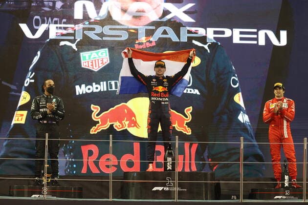 podium HAMILTON Lewis (gbr), Mercedes AMG F1 GP W12 E Performance, VERSTAPPEN Max (ned), Red Bull Racing Honda RB16B, SAINZ Carlos (spa), Scuderia Ferrari SF21, portrait during the Formula 1 Etihad Airways Abu Dhabi Grand Prix 2021, 22th round of the 2021 FIA Formula One World Championship, WM, Weltmeisterschaft from December 10 to 12, 2021 on the Yas Marina Circuit, in Yas Island, Abu Dhabi - F1 - ABU DHABI GRAND PRIX 2021 - RACE DPPI Panoramic 00121046_F12021GP22ARE_WW255047