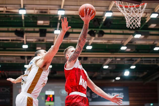 GER, Wuerzburg, s.Oliver Arena, 12.12.2021, emspor, emonline, despor, deonline, s.Oliver Wuerzburg vs. Basketball Loewen Braunschweig, easyCredit BBL, 10. Spieltag Bild: v. l. Robin Amaize (Basketball Loewen Braunschweig) gegen Aigars Skele (s.Oliver Wuerzburg) Copyright: HMBxMedia JulienxBecker