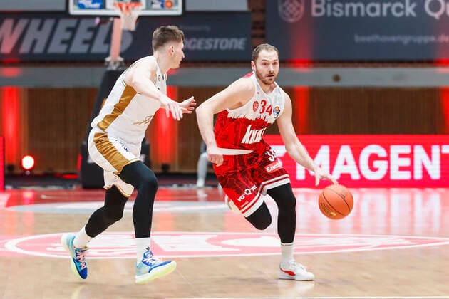 GER, Wuerzburg, s.Oliver Arena, 12.12.2021, emspor, emonline, despor, deonline, s.Oliver Wuerzburg vs. Basketball Loewen Braunschweig, easyCredit BBL, 10. Spieltag Bild: v. l. David Kraemer (Basketball Loewen Braunschweig) gegen Felix Hoffmann (s.Oliver Wuerzburg) Copyright: HMBxMedia JulienxBecker