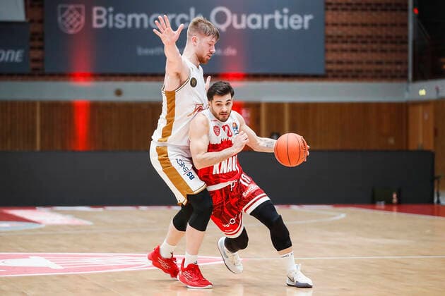 GER, Wuerzburg, s.Oliver Arena, 12.12.2021, emspor, emonline, despor, deonline, s.Oliver Wuerzburg vs. Basketball Loewen Braunschweig, easyCredit BBL, 10. Spieltag Bild: v. l. Luc van Slooten (Basketball Loewen Braunschweig) gegen Luciano Parodi (s.Oliver Wuerzburg) Copyright: HMBxMedia JulienxBecker