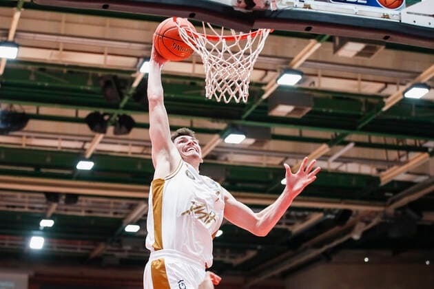 GER, Wuerzburg, s.Oliver Arena, 12.12.2021, emspor, emonline, despor, deonline, s.Oliver Wuerzburg vs. Basketball Loewen Braunschweig, easyCredit BBL, 10. Spieltag Bild: David Kraemer (Basketball Loewen Braunschweig) mit dem Dunking Copyright: HMBxMedia JulienxBecker