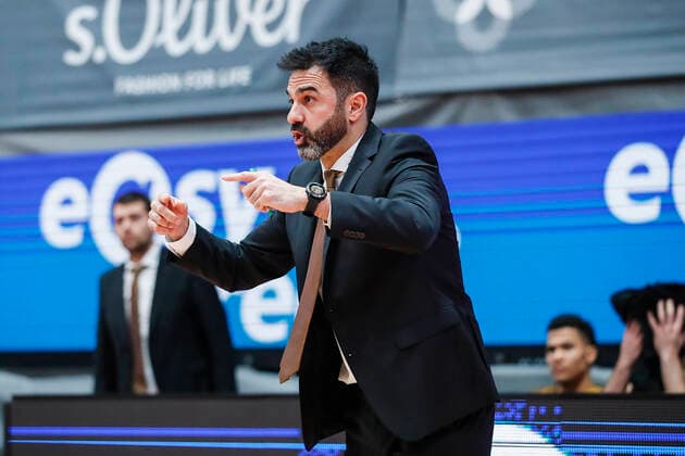 GER, Wuerzburg, s.Oliver Arena, 12.12.2021, emspor, emonline, despor, deonline, s.Oliver Wuerzburg vs. Basketball Loewen Braunschweig, easyCredit BBL, 10. Spieltag Bild: Head-Coach Jesus Ramirez (Basketball Loewen Braunschweig) gibt seinen Spielern Anweisungen Copyright: HMBxMedia JulienxBecker