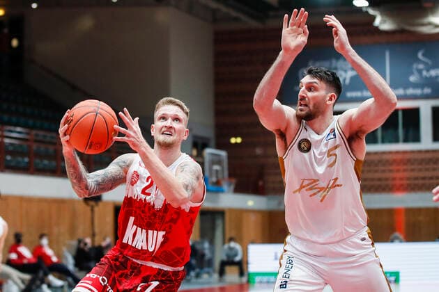 GER, Wuerzburg, s.Oliver Arena, 12.12.2021, emspor, emonline, despor, deonline, s.Oliver Wuerzburg vs. Basketball Loewen Braunschweig, easyCredit BBL, 10. Spieltag Bild: v. l. Aigars Skele (s.Oliver Wuerzburg) gegen Owen Klassen (Basketball Loewen Braunschweig) Copyright: HMBxMedia JulienxBecker