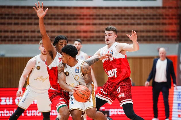 GER, Wuerzburg, s.Oliver Arena, 12.12.2021, emspor, emonline, despor, deonline, s.Oliver Wuerzburg vs. Basketball Loewen Braunschweig, easyCredit BBL, 10. Spieltag Bild: v. l. Desi Rodriguez (s.Oliver Wuerzburg), Tookie Brown (Basketball Loewen Braunschweig) und Tomasz Gielo (s.Oliver Wuerzburg) Copyright: HMBxMedia JulienxBecker