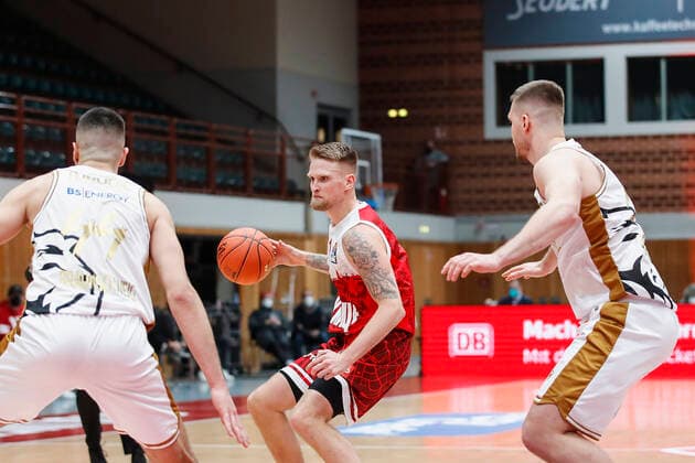 GER, Wuerzburg, s.Oliver Arena, 12.12.2021, emspor, emonline, despor, deonline, s.Oliver Wuerzburg vs. Basketball Loewen Braunschweig, easyCredit BBL, 10. Spieltag Bild: v. l. Benedikt Turudic (Basketball Loewen Braunschweig), Aigars Skele (s.Oliver Wuerzburg) und Martin Peterka (Basketball Loewen Braunschweig) Copyright: HMBxMedia JulienxBecker