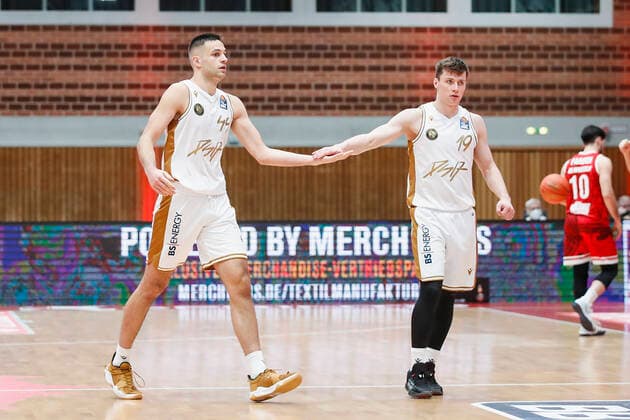 GER, Wuerzburg, s.Oliver Arena, 12.12.2021, emspor, emonline, despor, deonline, s.Oliver Wuerzburg vs. Basketball Loewen Braunschweig, easyCredit BBL, 10. Spieltag Bild: v. l. Benedikt Turudic (Basketball Loewen Braunschweig) und Ondrej Sehnal (Basketball Loewen Braunschweig) Copyright: HMBxMedia JulienxBecker