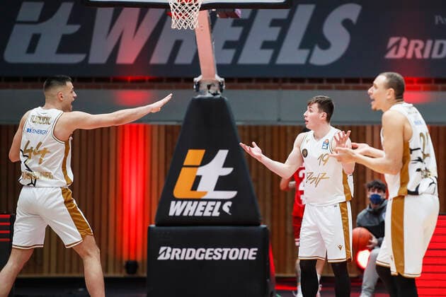 GER, Wuerzburg, s.Oliver Arena, 12.12.2021, emspor, emonline, despor, deonline, s.Oliver Wuerzburg vs. Basketball Loewen Braunschweig, easyCredit BBL, 10. Spieltag Bild: v. l. Verwunderung bei Benedikt Turudic (Basketball Loewen Braunschweig) und Ondrej Sehnal (Basketball Loewen Braunschweig) Copyright: HMBxMedia JulienxBecker