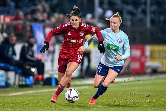 v.li.: Jovana Damnjanovic (FCB, 9) Anna Gerhardt (Potsdam, 21) im Zweikampf, Duell, duel, tackle, Dynamik, Action, Aktion, 12.12.2021, Berlin (Deutschland), Fussball, Flyeralarm Frauen-Bundesliga, 1. FFC Turbine Potsdam - FC Bayern München, DFB DFL REGULATIONS PROHIBIT ANY USE OF PHOTOGRAPHS AS IMAGE SEQUENCES AND OR QUASI-VIDEO.
