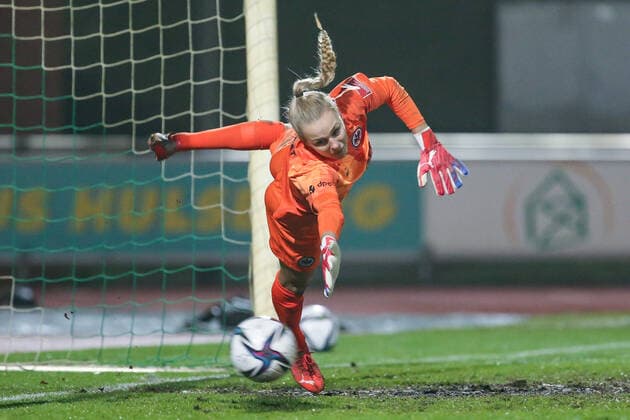 Sport Bilder des Tages v.li.: Merle Frohms (Torhüterin, Torwart, Eintracht Frankfurt, 1) kann den Elfmeter, Strafstoß nicht halten, parieren, das Tor zum 1:0, Treffer, Highlight, Torerfolg, DIE DFB-RICHTLINIEN UNTERSAGEN JEGLICHE NUTZUNG VON FOTOS ALS SEQUENZBILDER UND ODER VIDEOÄHNLICHE FOTOSTRECKEN. DFB REGULATIONS PROHIBIT ANY USE OF PHOTOGRAPHS AS IMAGE SEQUENCES AND OR QUASI-VIDEO., 12.12.2021, Bremen (Deutschland), Fussball, Flyeralarm Frauen-Bundesliga, SV Werder Bremen - Eintracht Frankfurt