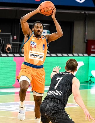 GER, BBL, ratiopharm ulm vs Hamburg Towers 12.12.2021, ratiopharm arena, Neu-Ulm, GER, BBL, ratiopharm ulm vs Hamburg Towers, im Bild Semaj Christon (Ulm, 0), Lukas Meisner (Hamburg, 7)