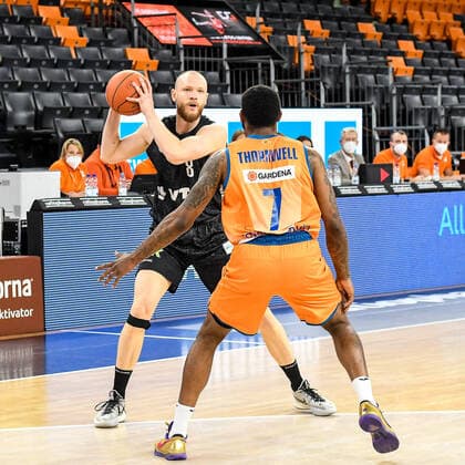GER, BBL, ratiopharm ulm vs Hamburg Towers 12.12.2021, ratiopharm arena, Neu-Ulm, GER, BBL, ratiopharm ulm vs Hamburg Towers, im Bild Robin Christen (Hamburg, 8), Sindarius Thornwell (Ulm, 7)