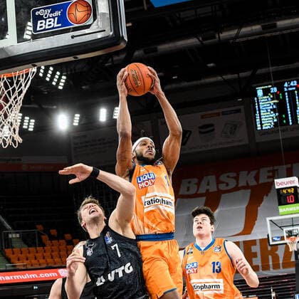 GER, BBL, ratiopharm ulm vs Hamburg Towers 12.12.2021, ratiopharm arena, Neu-Ulm, GER, BBL, ratiopharm ulm vs Hamburg Towers, im Bild Jaron Blossomgame (Ulm, 4) setzt sich beim Rebound gegen Lukas Meisner (Hamburg, 7) durch, Nicolas Bretzel (Ulm, 13)