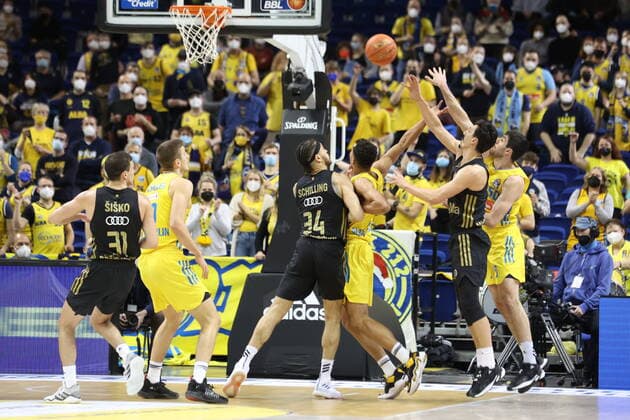 DEU, easyCredit BBL, ALBA vs. Bayern Muenchen, 12.12.2021, Mercedes-Benz-Arena, Berlin, DEU, easyCredit BBL, ALBA vs. Bayern Muenchen, im Bild Yovel Zoosman (ALBA Berlin 50), Tim Schneider (ALBA Berlin 10), Oscar da Silva (ALBA Berlin 1), Nihad Djedovic (FC Bayern Muenchen 14), Gavin Schilling (FC Bayern Muenchen 34), Zan Mark Sisko (FC Bayern Muenchen 31)