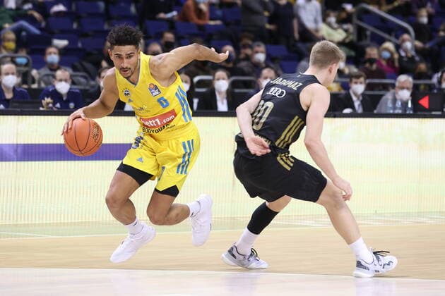 DEU, easyCredit BBL, ALBA vs. Bayern Muenchen, 12.12.2021, Mercedes-Benz-Arena, Berlin, DEU, easyCredit BBL, ALBA vs. Bayern Muenchen, im Bild Maodo Lo (ALBA Berlin 0), Ognjen Jaramaz (FC Bayern Muenchen 10)